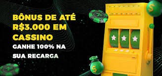 Khán giả Việt Nam theo dõi trận bóng đá sôi động